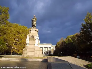 Паметник на незнайния войн - Хасково — Хасково