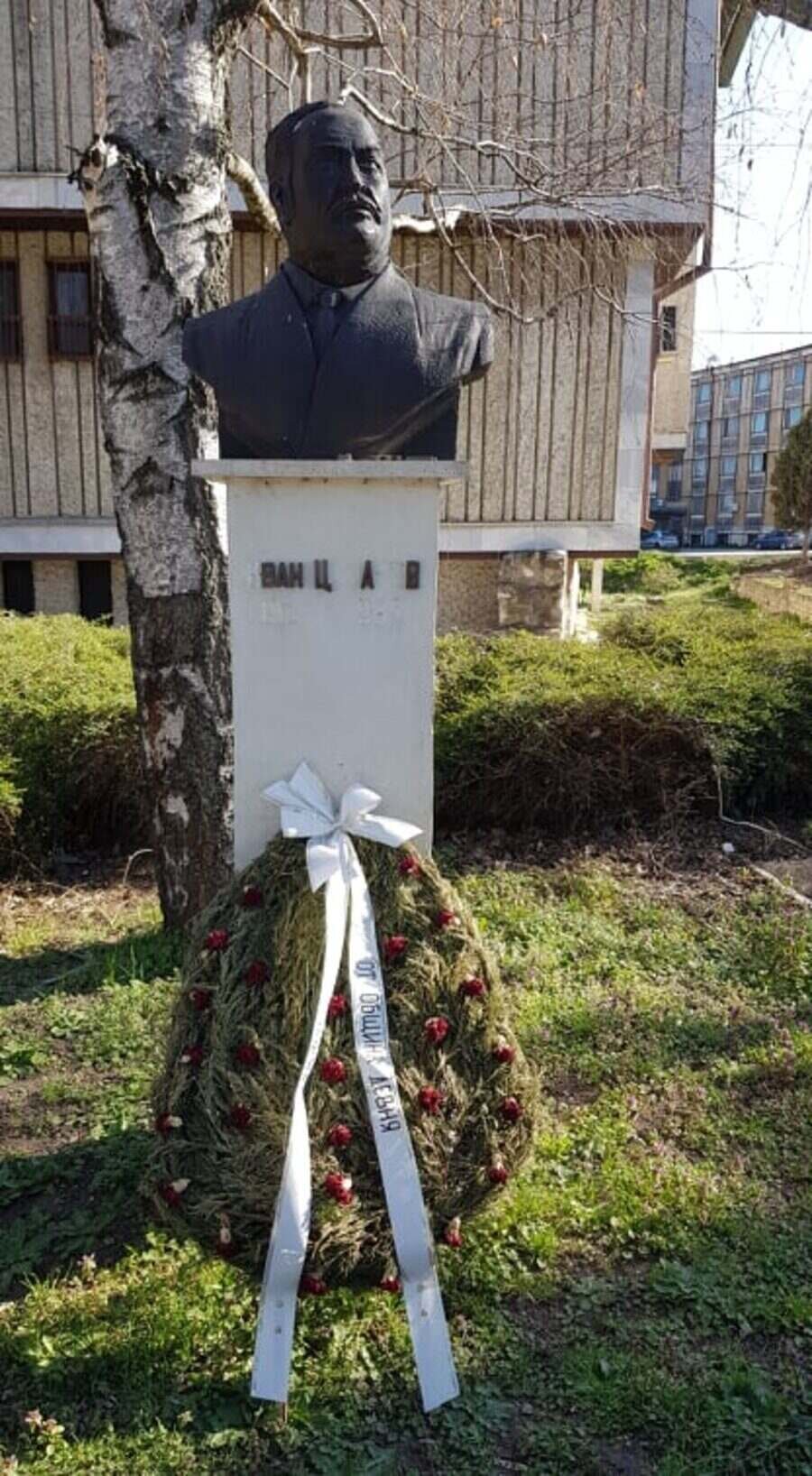 Бюст-паметник на Иван Рачев - Девня