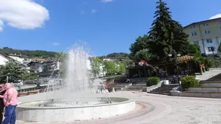 Площад на с. Баните — Баните