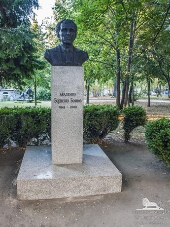 Бюст-паметникът на акад. Борислав Боянов - София