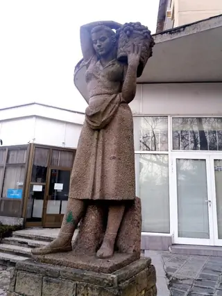 Скулптура на Габровка - Габрово — Габрово