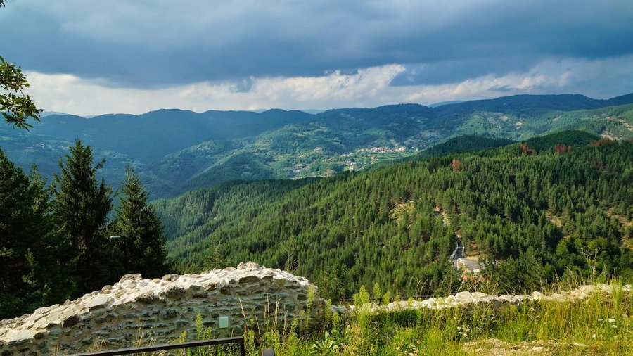 Момчилова крепост - Градът — снимка