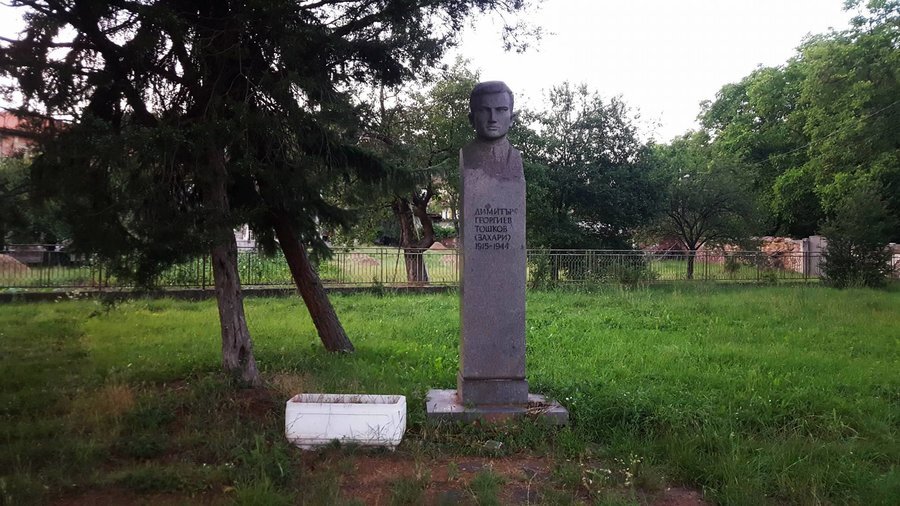 Паметник на Димитър Георгиев Тошков - с.Локорско