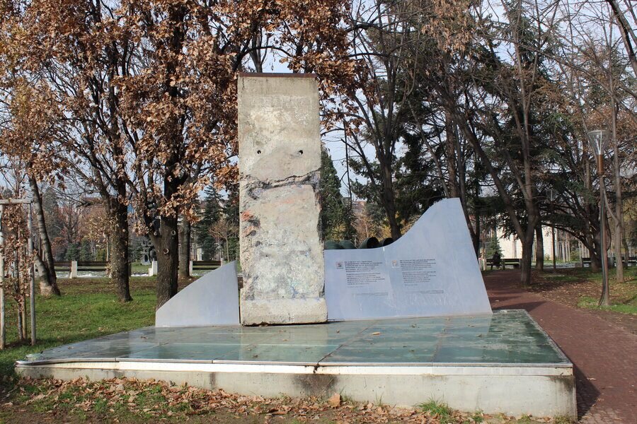 Паметник "Берлинската стена" - София