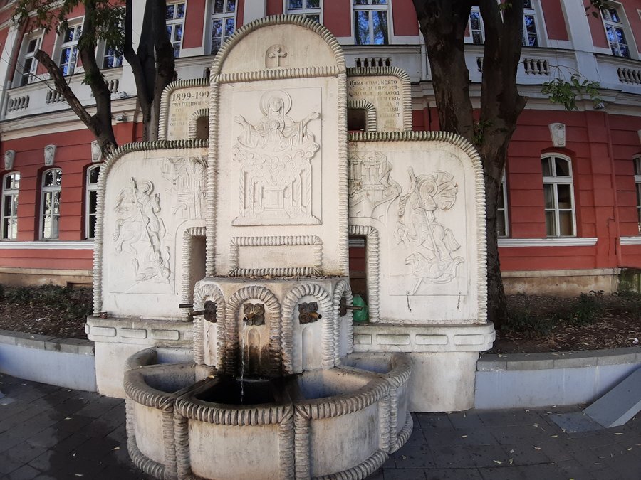 Чешма пред Драматично-куклен театър "Иван Радоев" - Плевен