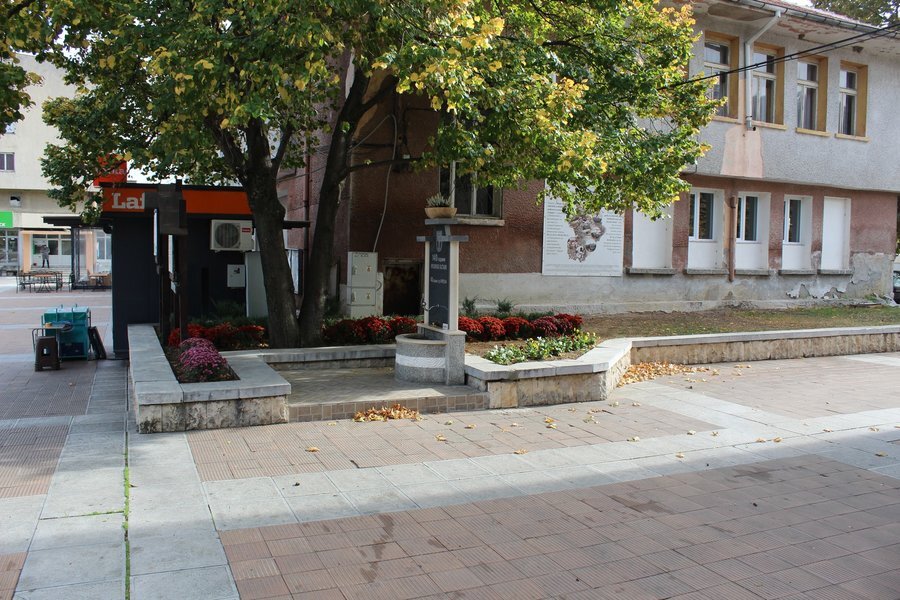 Чешма-паметник "140 години Кресненско въстание" - Кресна