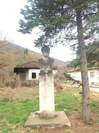 Бюст-паметник на Никола Василев (Гуджо) - с.Бериево — Бериево