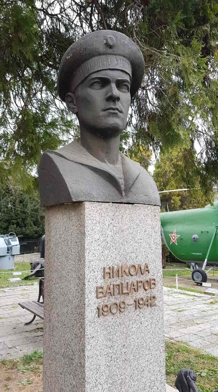 Бюст-паметник на Никола Вапцаров - Варна