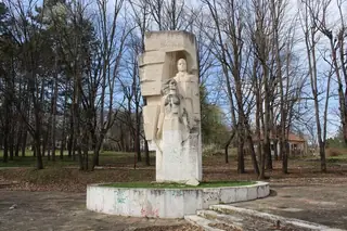 Паметник на Роза и Колката - Мездра — Мездра