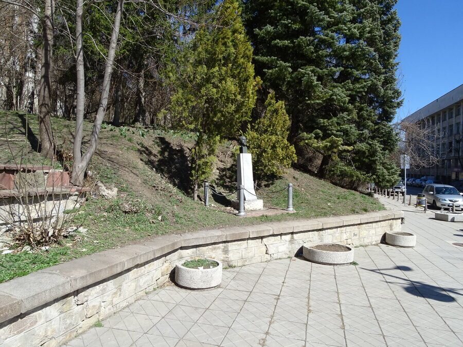 Бюст-паметник на Стефан Стамболов - Банкя