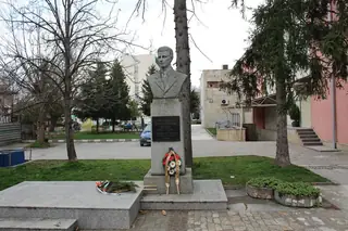Паметник на Динко Петров (Юшан) - Мездра — Мездра