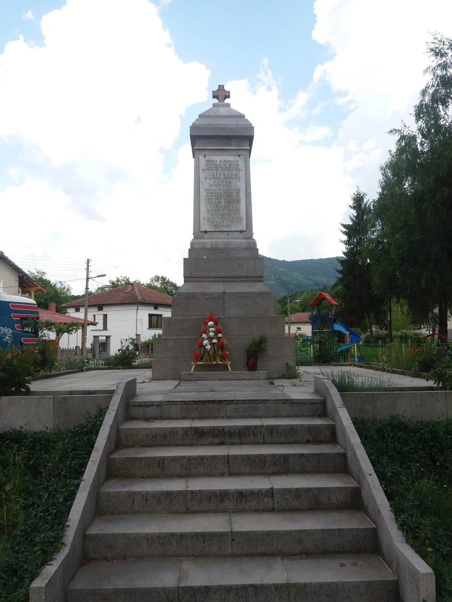 Паметник на загинали войници - Априлци