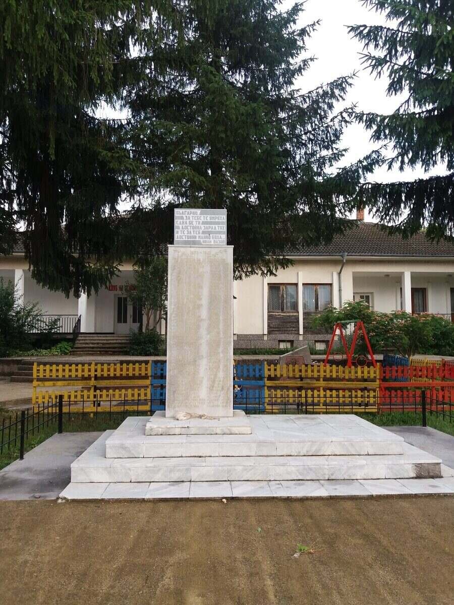 Паметник в чест на загиналите в Априлско въстание - с.Агатово