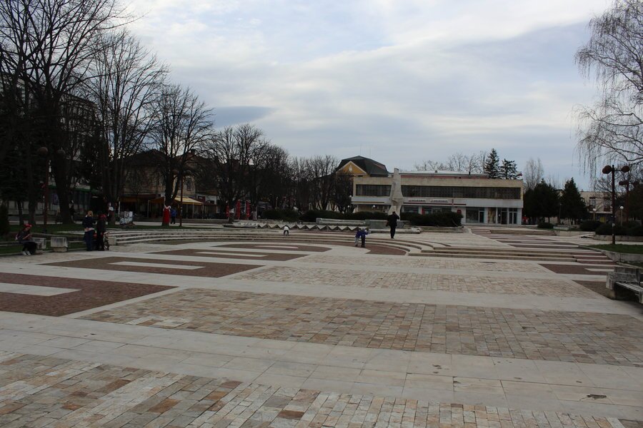 Площад "България" - Мездра