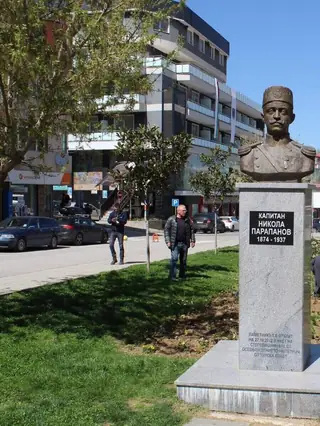 Бюст-паметник на капитан Никола Парапанов - Петрич — Петрич