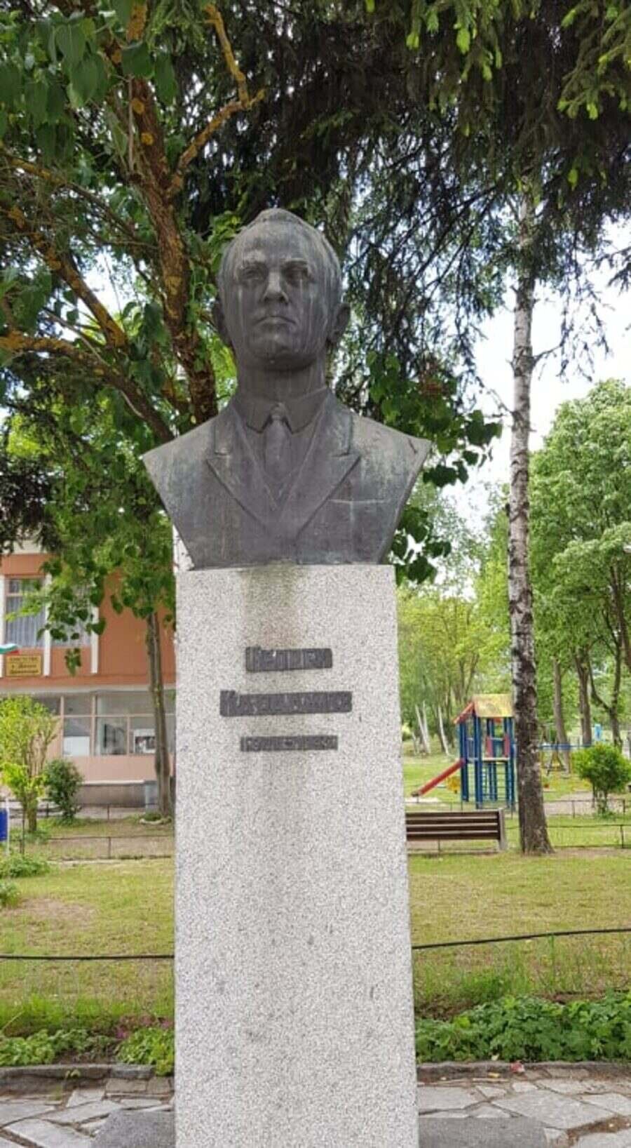 Бюст-паметник на Георги Караджов - с. Долно Драглище