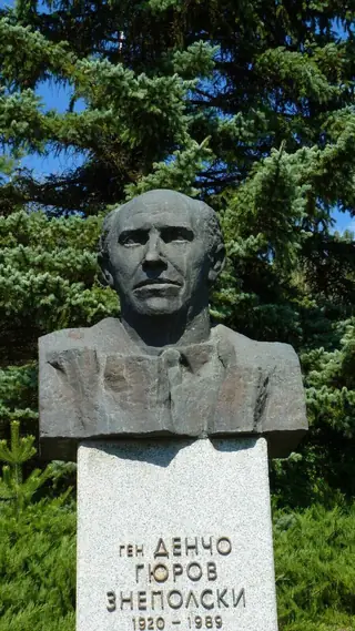Паметник на Генерал-майор Денчо Знеполски — Ярловци