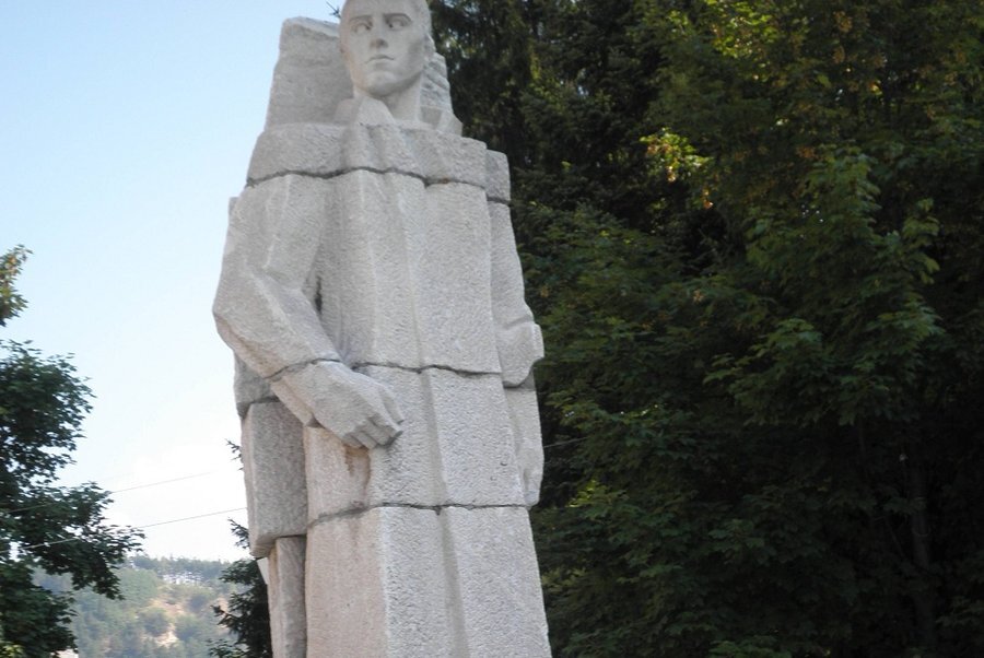 Паметник на Никола Парапунов - Разлог