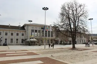 Железопътна гара - Мездра — Мездра