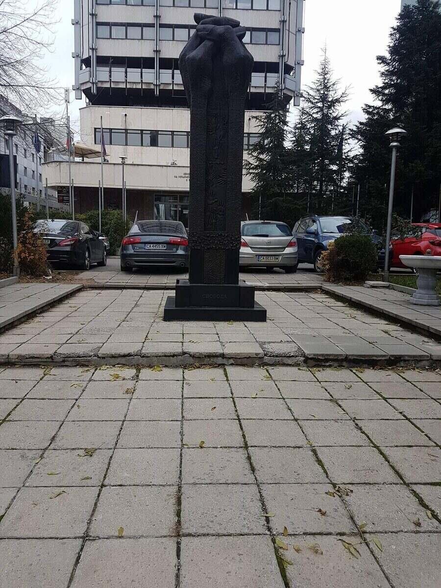 Паметник пред сградата на КНСБ - София