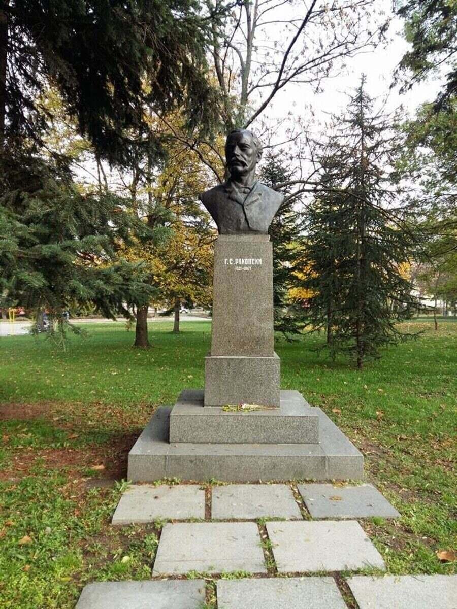 Бюст-паметник на Георги Раковски - София