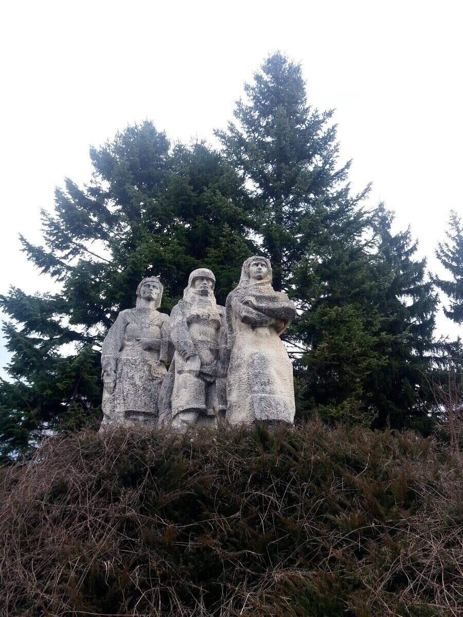 Паметник "Чакащите майки"- с.Крушево