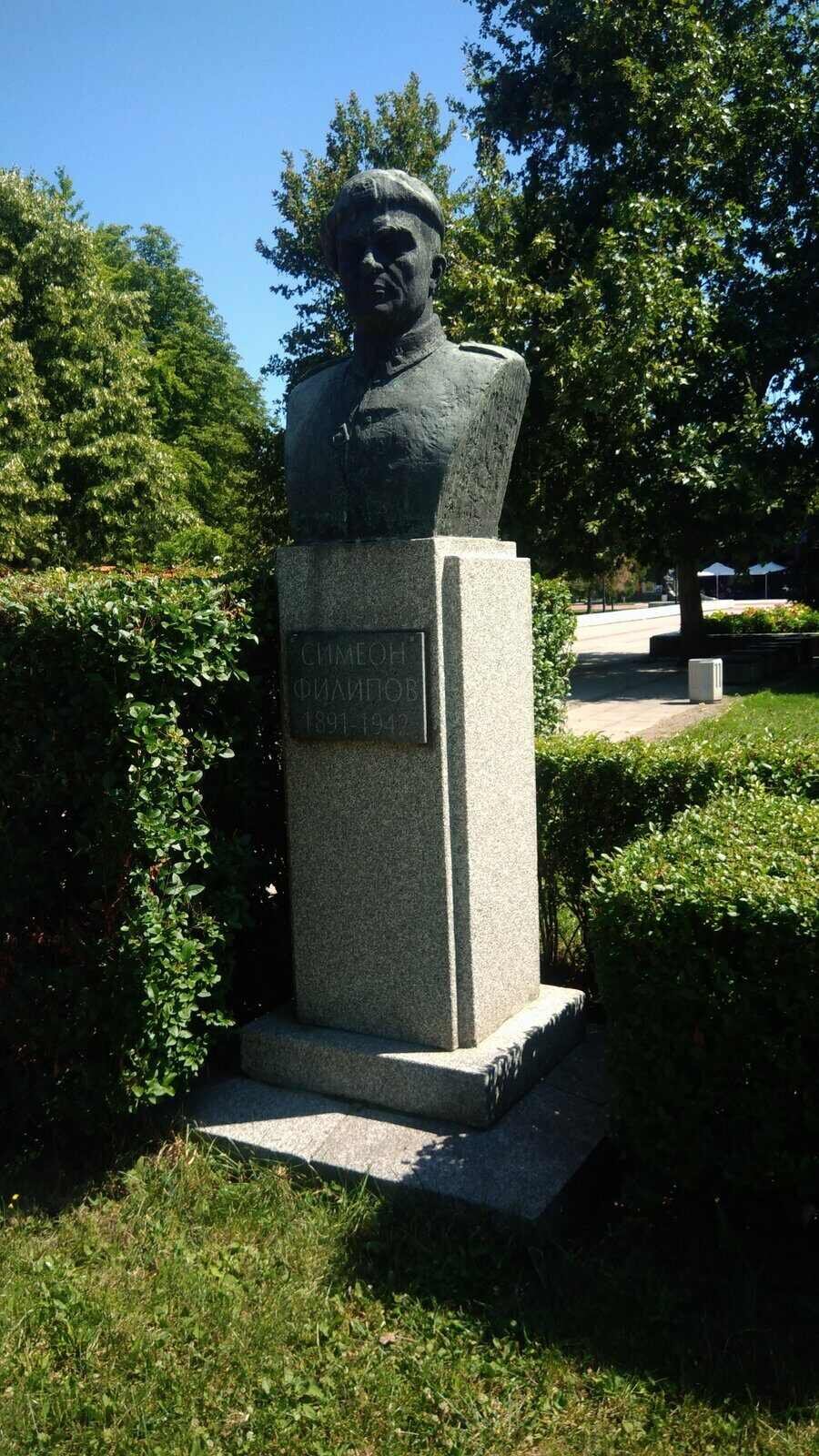 Бюст-паметник на Симеон Филипов - Търговище