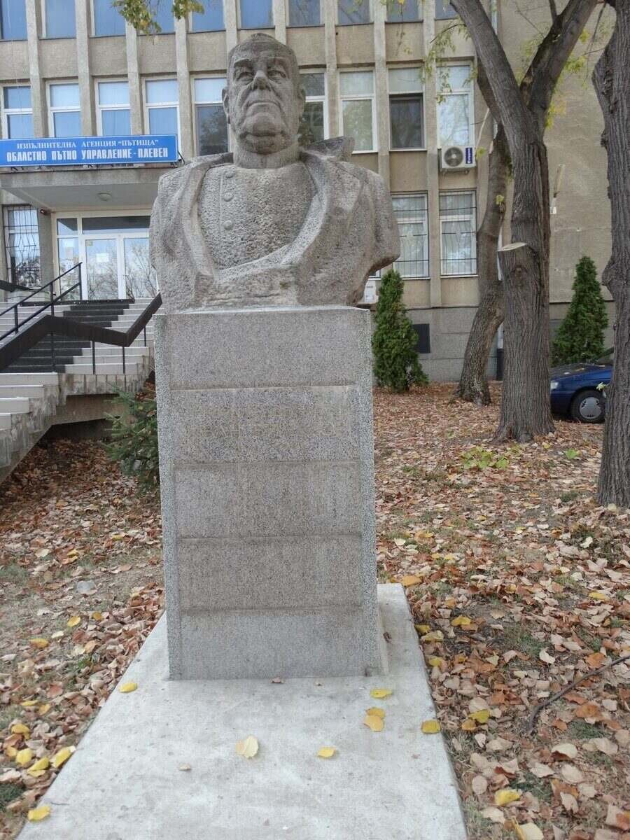 Паметник на генерал-лейтенент Иван Винаров - Плевен