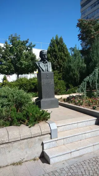 Бюст-паметник на Добри Желязков-Фабрикаджията — Сливен