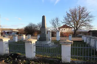 Паметник - костница на загиналите воини - с.Лобош — Лобош
