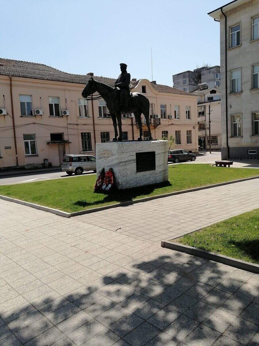 Паметник на генерал Никола Иванов