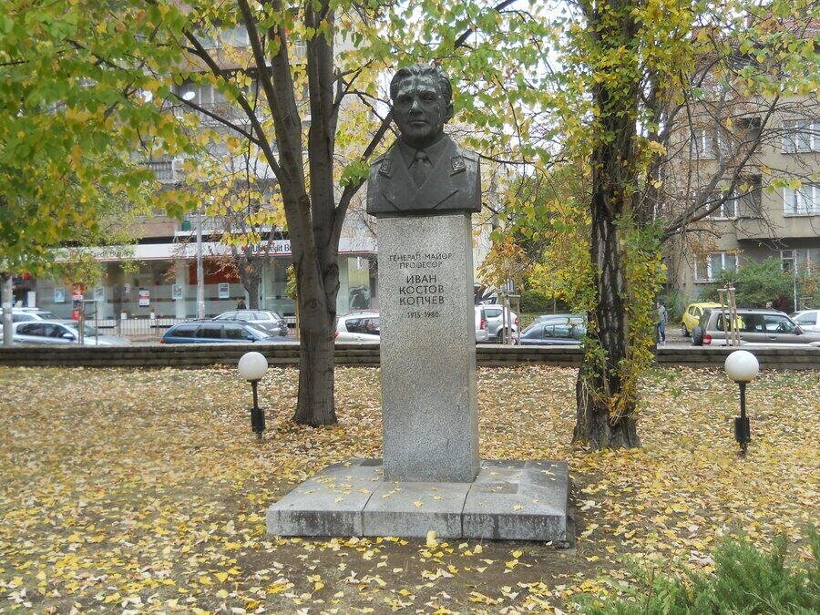 Паметник на ген. майор. проф. Иван Копчев - София