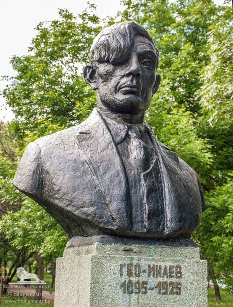 Бюст-паметник на Гео Милев - София