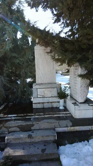Паметник на загиналите през войните с. Подслон — Подслон