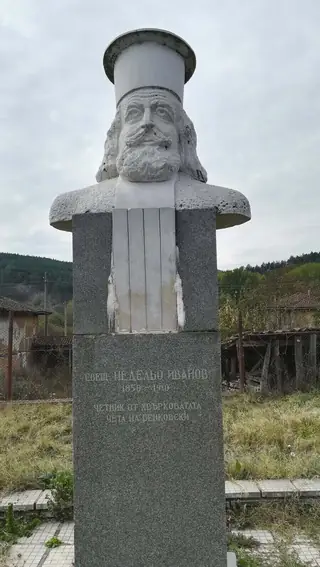 Паметник на свещеник Недельо Иванов - Поибрене — Поибрене