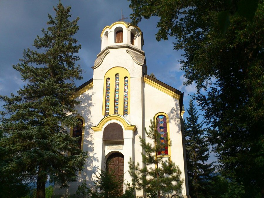 Храм-паметник "Св. Троица" – Гюешево