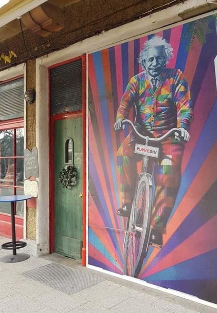 Графит върху фасадата на Бар "Мария Луиза"