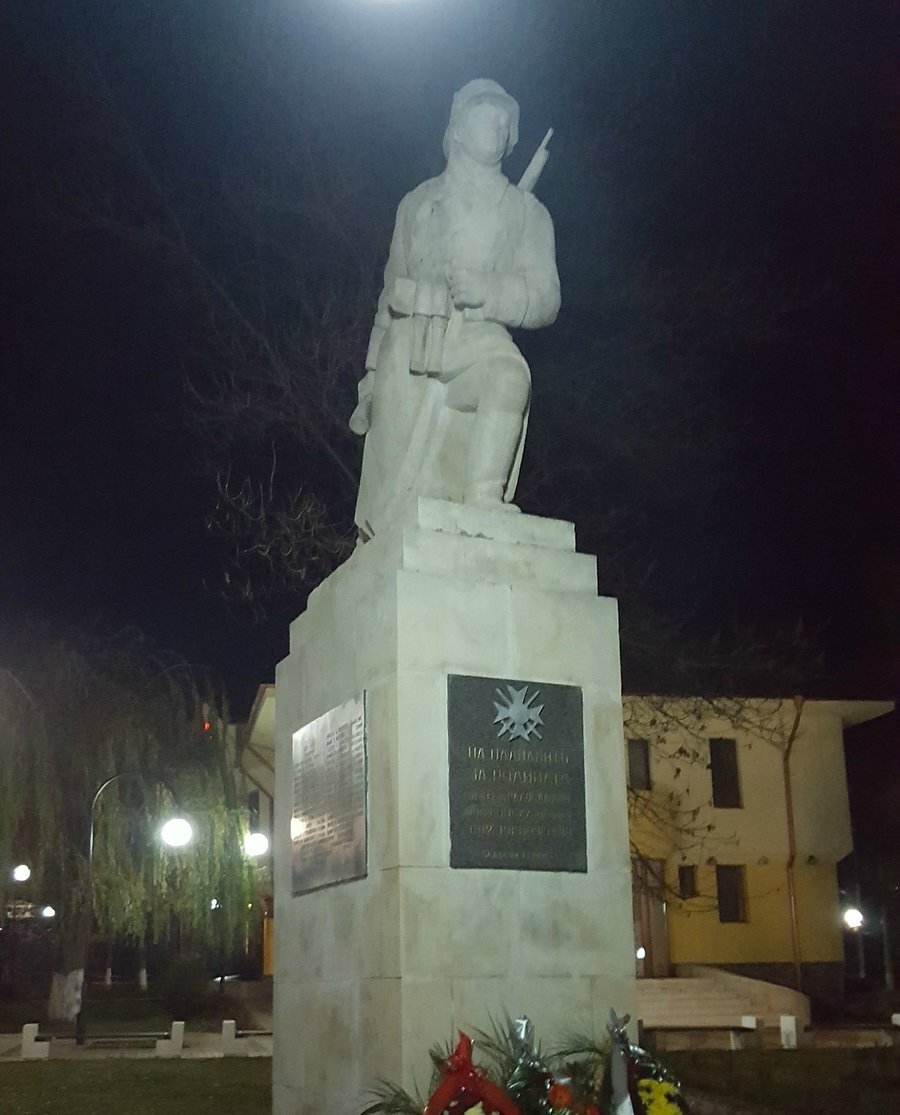 Паметник в чест на падналите за Родината - с.Чавдар