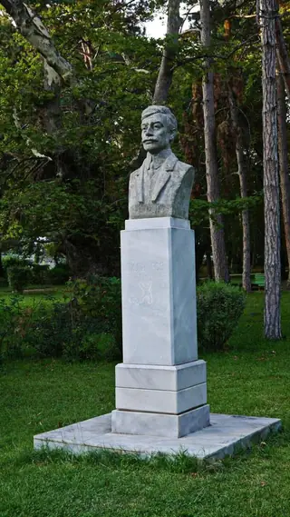 Паметник на Пейо Яворов - Сандански — Сандански