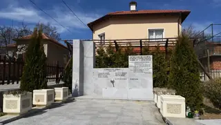 Паметник на загиналите през войните - Бенковски — Бенковски