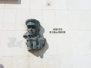 Паметник на Михо Ковашки - Априлци — Априлци