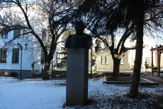 Бюст-паметник на Гочо Алексиев Гопин - Трън — Трън