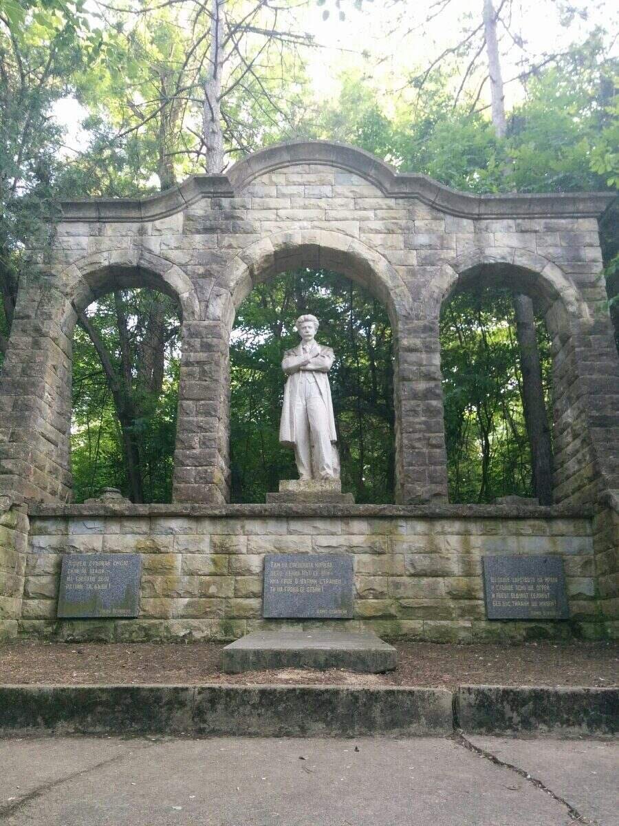 Паметник на Цанко Церковски