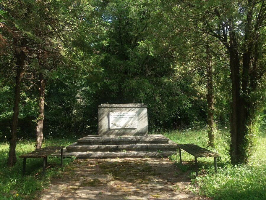 Паметник на Василий Брадиченко - Априлци