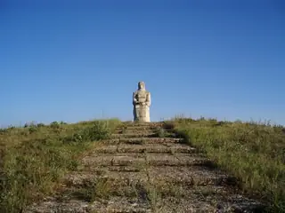 Паметникът на загиналите в Дуранкулашкия бунт - Дуранкулак — Дуранкулак