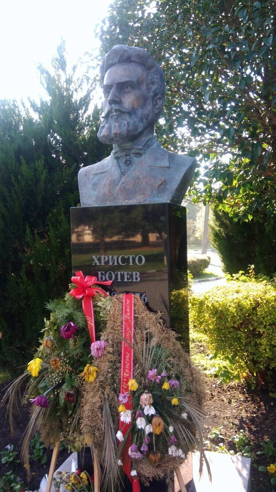 Бюст-паметник на Христо Ботев - Камено