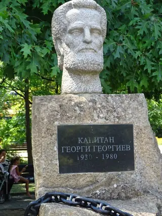 Бюст-паметник на Капитан Георги Георгиев - Кърджали — Кърджали