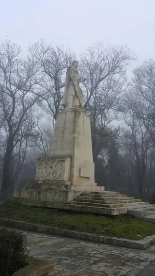 Партизански паметник - Карнобат — Карнобат