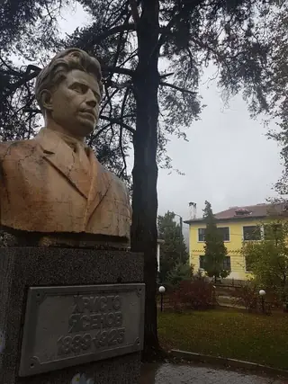 Паметник на Христо Ясенов - Етрополе — Етрополе