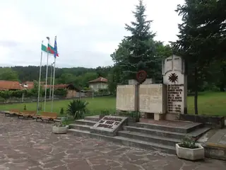Паметник в почит към загиналите - с.Гъбене — Гъбене